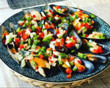Foto del paso 4 de la receta: Mejillones al vapor con vinagreta de lima