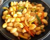 Foto del paso 5 de la receta: Ñoquis tex mex con verduras salteadas y almendras