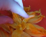 Foto del passaggio 1 della ricetta Fiori di zucca