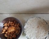 Foto langkah ke 5 dari resep Nasi Tim Ayam Jamur.
