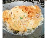 รูปขั้นตอนการทำที่ 4 ของ 🥚🦀ไข่เจียวปูอัด - Crab Stick Omelette