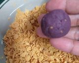 Gambar langkah 5 resipi Bebola Ubi Ungu Cornflakes Madu.
