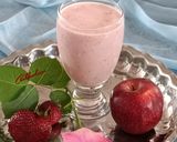 عکس مرحله 1 از دستور اسموتی توت فرنگی و سیب