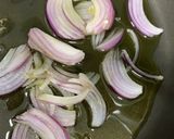 Foto del paso 1 de la receta: Merluza con rodajas de patata y guisantes