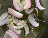 Foto del paso 1 de la receta: Merluza con rodajas de patata y guisantes