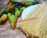 Foto del passaggio 1 della ricetta Spaghetti con zucchine novelle e fiori 😋