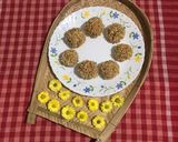 A picture of step 4 of Crispy Chiwda Ladoo.