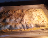 Foto del paso 7 de la receta: Empanada de morcilla, pera y piñones