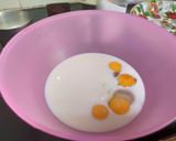 A picture of step 1 of Easy French Toast.