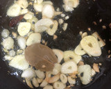 Foto del paso 4 de la receta: Pargo con fritada de ajos y chips de boniato