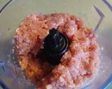 Foto del paso 2 de la receta: Albóndigas de cerdo rellenas en salsa de chipotle🌺