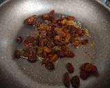 Foto del paso 3 de la receta: Codornices en escabeche asadas y arroz salteado con pasas