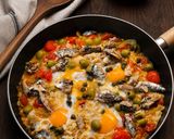 Édesköményes-szardíniás shakshuka főtt rizzsel recept fázis 7 fotója