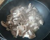 Tejszínes - mustáros csirkeragu, gombával recept fázis 4 fotója