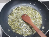 Merluza en salsa, con trigueros guisantes y gambitas