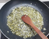 Foto del paso 1 de la receta: Merluza en salsa, con trigueros guisantes y gambitas
