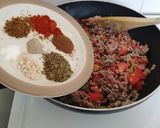 Foto langkah ke 3 dari resep Homemade Taco Fries.