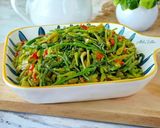 Foto langkah ke 6 dari resep Tumis Pakis Bunga Pepaya Ala Manado.