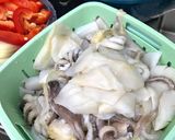 Hình bước làm 1 của món Mực tươi xào rau húng quế