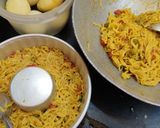 A picture of step 4 of Layered veg maggi handwa.