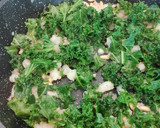 Foto del paso 3 de la receta: Tulipas rellenas de kale con gambas y piñones