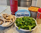 Foto del paso 3 de la receta: Pollo en salsa cremosa de champiñones y espinacas