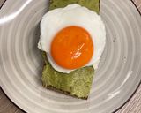 Foto del paso 7 de la receta: Tostadas de guacamole con huevo a la plancha y zumo de naranja
