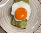 Foto del paso 7 de la receta: Tostadas de guacamole con huevo a la plancha y zumo de naranja