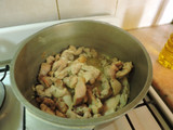 Pollo al curry con papas al natural tostadas