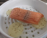 Foto del paso 3 de la receta: Salmón con cebolla al vapor (microondas)