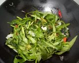 Foto langkah ke 4 dari resep Tumis Kangkung Saus Tiram.