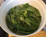 Une image de l'étape 2 de Pesto de fanes de radis à l ail fumé et trois fromages (recette anti gaspi).