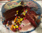 Foto del paso 7 de la receta: Tarta Red Velvet con sorpresa de piñata de cumpleaños