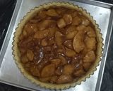 Foto langkah ke 8 dari resep Cinnamon Caramel Apple Pie.