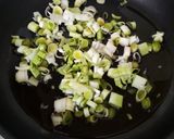 Foto del paso 1 de la receta: Filetes de pollo con puerro y champiñón