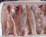 Foto del paso 2 de la receta Dorada y lubina con cebollas al orégano