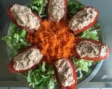 Une image de l'étape 5 de Salade d été tomates farcies jambon feta menthe lit de laitue et carottes râpées.