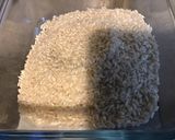 Une image de l'étape 1 de Riz moulé à la pêche, vin blanc et curcuma.