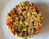 Foto del passaggio 3 della ricetta Insalata di bulgur e quinoa con zucchine e pomodoro