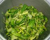 Foto langkah ke 1 dari resep Tumis Kangkung Saus Tiram.