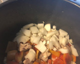 Foto del paso 2 de la receta: Fideuá melosa de pollo con pimientos