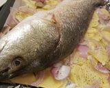 Foto del paso 5 de la receta Corvina al horno con lecho de patatas y cebolla