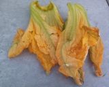 Foto del passaggio 3 della ricetta Fiori di zucca ripieni e impanati in friggitrice ad aria