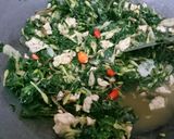 Foto langkah ke 4 dari resep Tumis kembang Daun pepaya,Teri dan tempe.