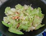 รูปขั้นตอนการทำที่ 2 ของ ผัดกะหล่ำปลีใส่เนื้อไก่กริล