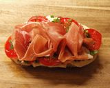 Une image de l'étape 7 de Tartines Tomates-Mozzarella-Prosciutto.