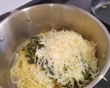 Foto del paso 4 de la receta: Espaguetis veggie con acelgas y piñones