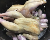 Foto del paso 1 de la receta: Picantones con chalotas y piñones en cocotte
