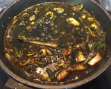 Foto del paso 8 de la receta: Fideuá de gallo pedro y chipirones en tinta