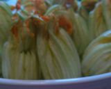 Foto del passaggio 1 della ricetta Fiori di zucchine al forno, ripiene con ricotta e prosciutto